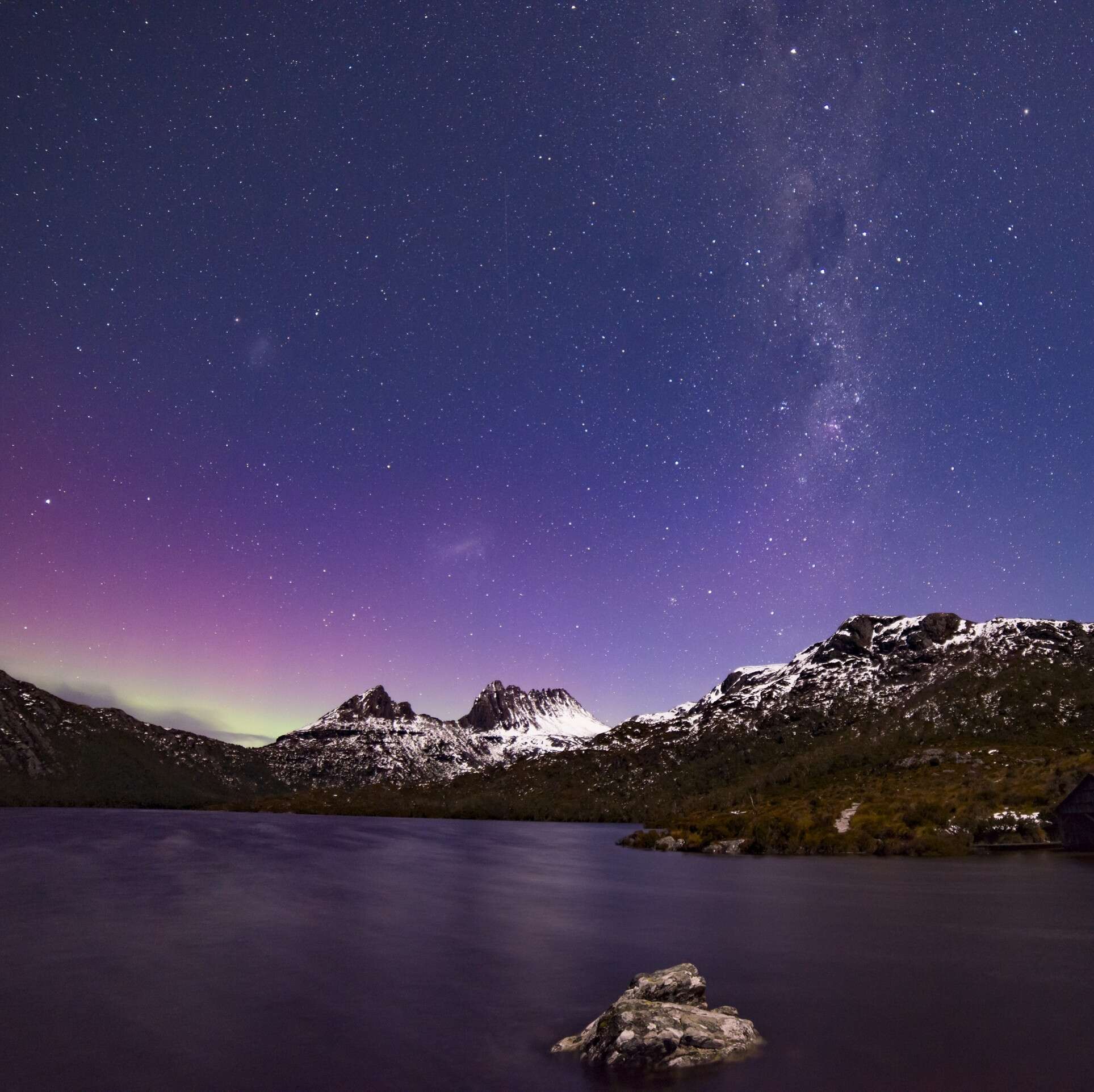 Aurora Australis, Southern Lights, over Cradle Mountain, Tasmania © Pierre DESTRIBATS