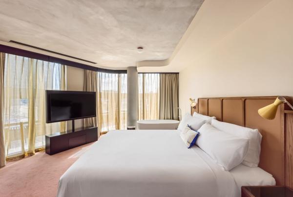 Carriage lounge at Hannah St Hotel, Melbourne, Victoria © Hannah St Hotel