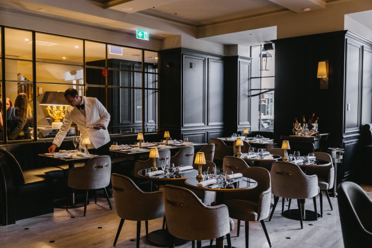 A waiter sets a table in the restaurant Maison Bâtard © Liana Hardy A waiter sets a table in the restaurant Maison Bâtard © Liana Hardy