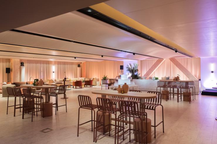 A view of The Box at Saltbox, a large pillarless event space with curved ceiling and tables and chairs. © Saltbox A view of The Box at Saltbox, a large pillarless event space with curved ceiling and tables and chairs. © Saltbox