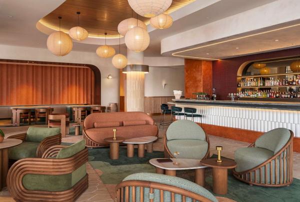 A hotel bar with plush rugs and furnishings and large lantern light features. © Rhiannon Taylor / Avani Mooloolaba Beach Hotel