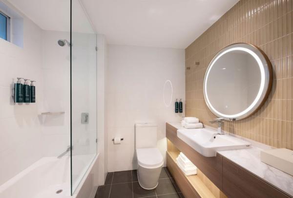A modern hotel bathroom with toilet, bath and shower. © Hilton Palm Cove Cairns Resort & Spa