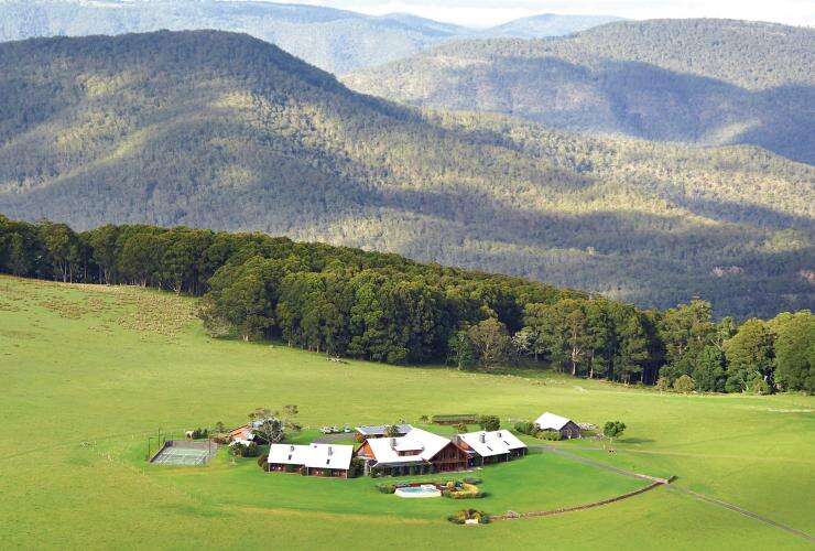 An aerial view over Spicers Peak Lodge and surrounding mountains © Spicers Peak Lodge