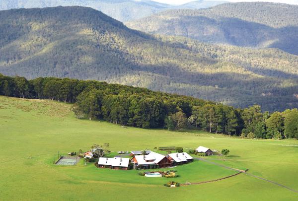 An aerial view over Spicers Peak Lodge and surrounding mountains © Spicers Peak Lodge