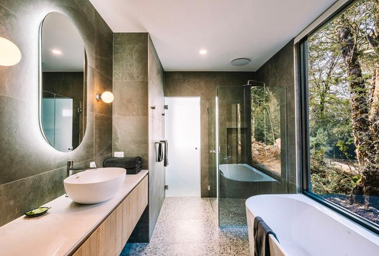 Bathroom of a deluxe cabin complete with bath and rainshower at Cradle Mountain, Tasmania © Discovery Resorts – Cradle Mountain