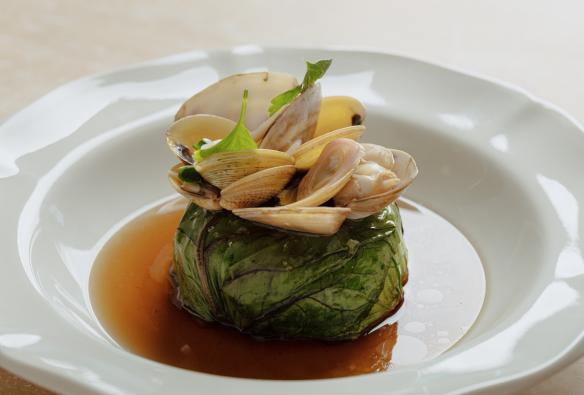 Delectable dining - pipis and cabbage in broth in a bowl © Esmay