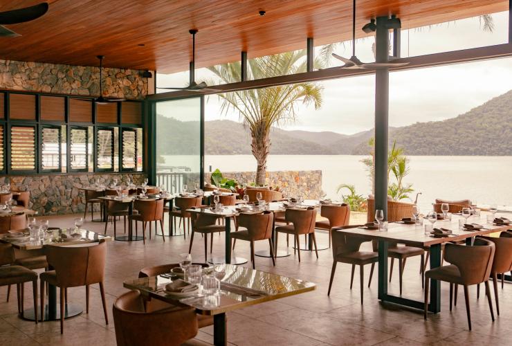 The spacious restaurant overlooking the Hawkesbury River and Muogamarra Nature Reserve © Peats Bite