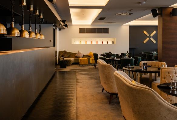 A view of the restaurant with the open kitchen and pendulum lighting © MACq01