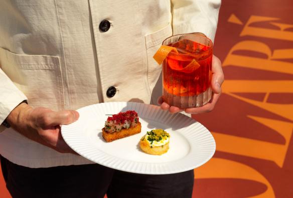 Canapés and a cool drink served by a waiter of Solare © Jason Loucas