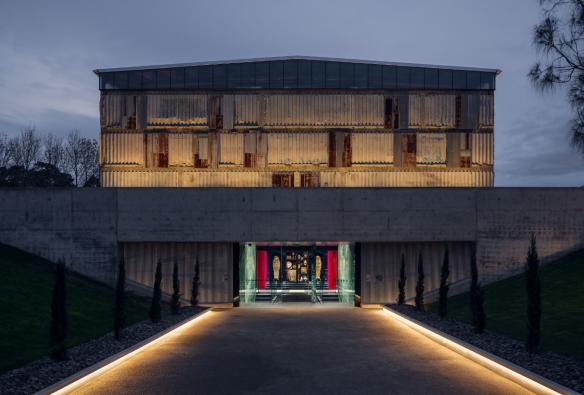 A wide path guided by lights leads to the entrance of a bunker-like museum. © MONA/Jesse Hunniford