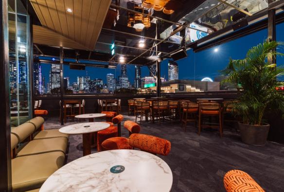 With city lights as the backdrop, the scene is set for a rooftop bar venue. © Hotel Terminus