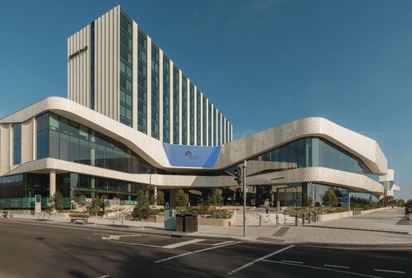 A wide lens shot taken from the street shows a new events building with a hotel tower. © Nic Stephens / Nyaal Banyul Geelong Convention and Event Centre